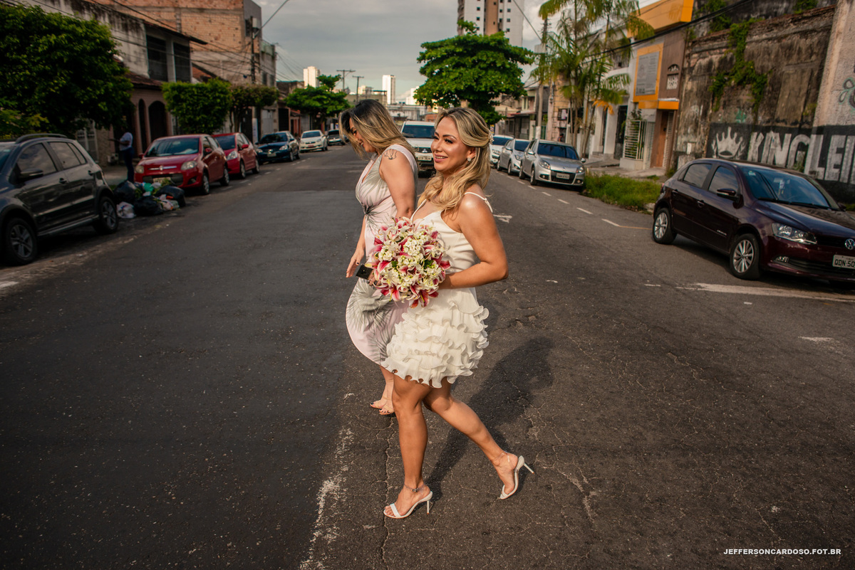 Making off noiva e noivo na cidade de Belém do Pará com os noivos casando no Cartório de Registro civil 2° ofício Guedes de oliveira casamento civil pela manhã feito pelo fotografo de casal Jefferson Cardoso Fotografia de Castanhal e Cametá Luxo rustico