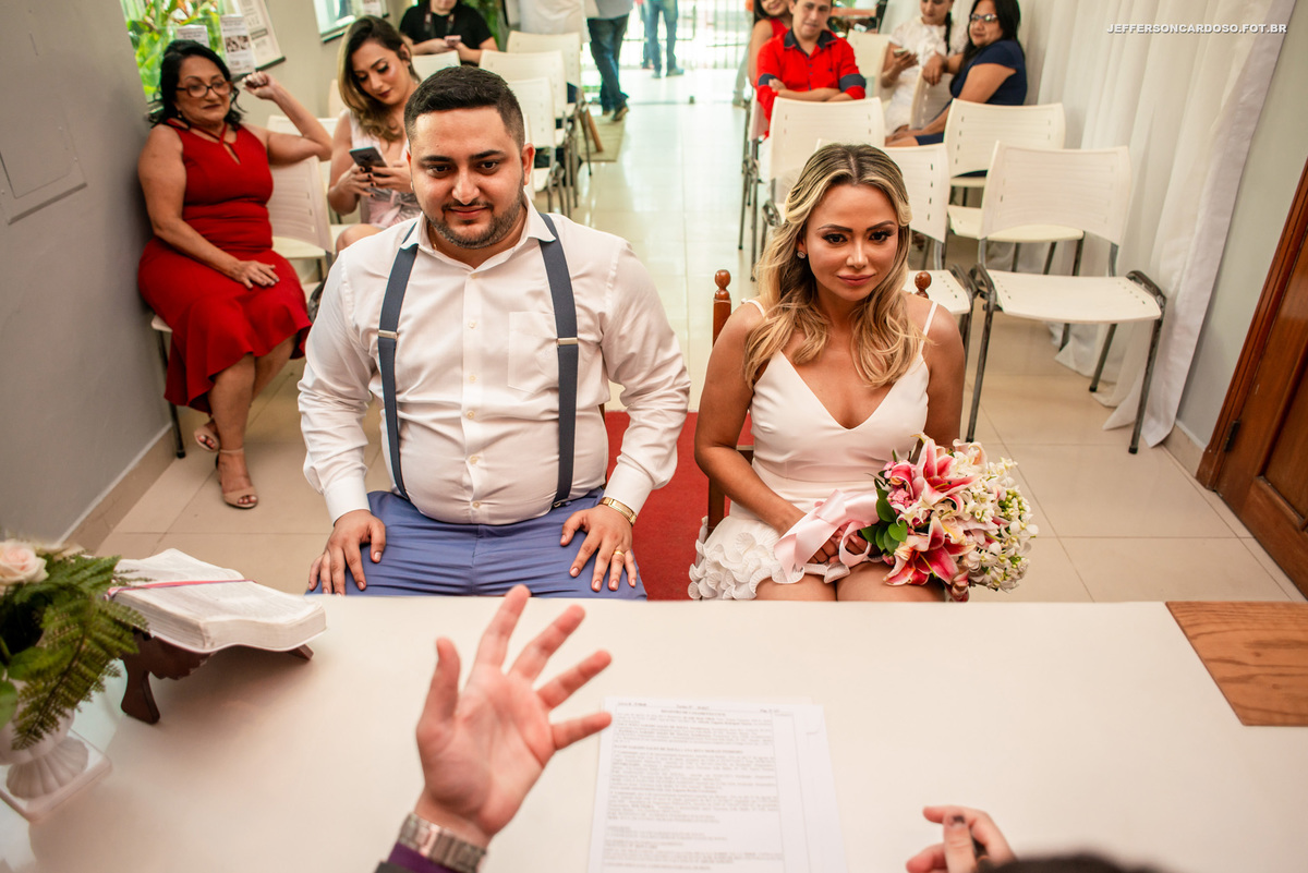 Making off noiva e noivo na cidade de Belém do Pará com os noivos casando no Cartório de Registro civil 2° ofício Guedes de oliveira casamento civil pela manhã feito pelo fotografo de casal Jefferson Cardoso Fotografia de Castanhal e Cametá Luxo rustico