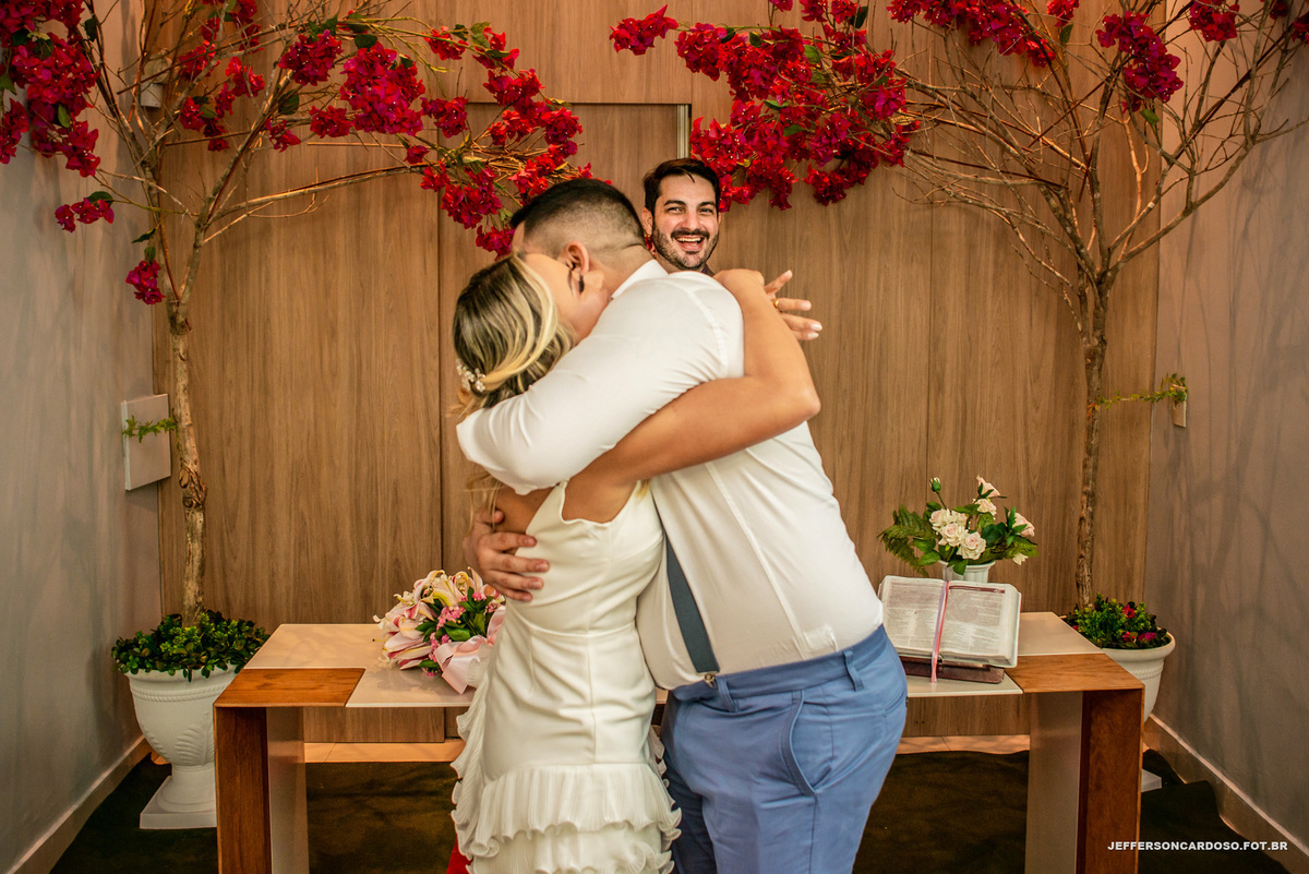 Making off noiva e noivo na cidade de Belém do Pará com os noivos casando no Cartório de Registro civil 2° ofício Guedes de oliveira casamento civil pela manhã feito pelo fotografo de casal Jefferson Cardoso Fotografia de Castanhal e Cametá Luxo rustico