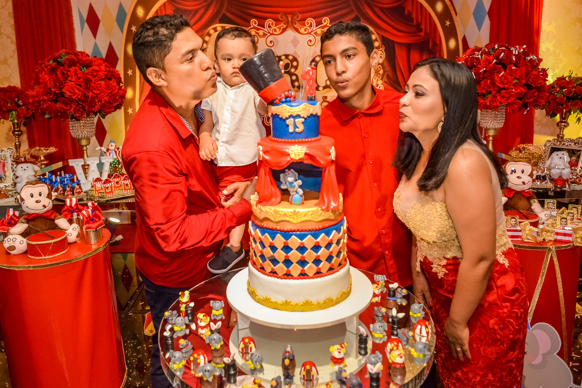 O espetáculo Circo em Cametá PA com aniversário temático dos irmãos Nícolas e Wesley na AABB festa de do meu primeiro aninho e meus 15 anos juntos da família e amigos só alegria e amor com brincadeira de criança na festa