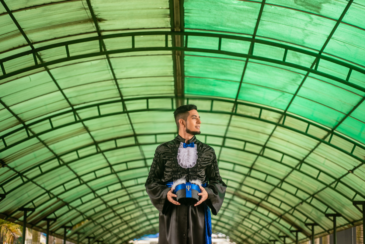 Missa e Solenidade de Formatura Unama BR curso Psicologia do aluno Neto da cidade de Castanhal com a família e amigos, violista musico do Pará com fotografia de Jefferson Cardoso no corredor da faculdade