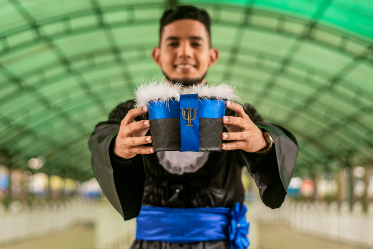 Missa e Solenidade de Formatura Unama BR curso Psicologia do aluno Neto da cidade de Castanhal com a família e amigos, violista musico do Pará com fotografia de Jefferson Cardoso no corredor da faculdade