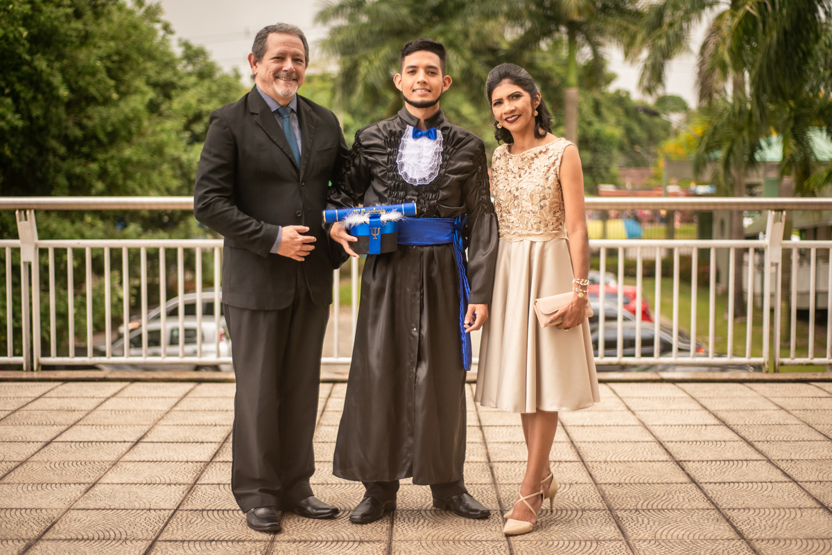 Missa e Solenidade de Formatura Unama BR curso Psicologia do aluno Neto da cidade de Castanhal com a família e amigos, violista musico do Pará com fotografia de Jefferson Cardoso no corredor da faculdade outorga com pai e mãe 