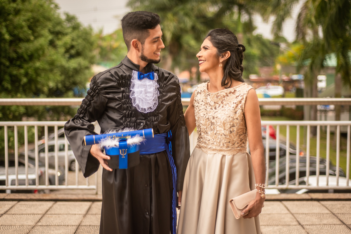 Missa e Solenidade de Formatura Unama BR curso Psicologia do aluno Neto da cidade de Castanhal com a família e amigos, violista musico do Pará com fotografia de Jefferson Cardoso no corredor da faculdade