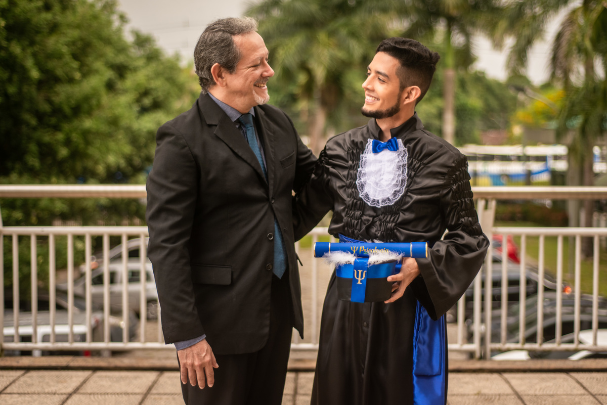 Missa e Solenidade de Formatura Unama BR curso Psicologia do aluno Neto da cidade de Castanhal com a família e amigos, violista musico do Pará com fotografia de Jefferson Cardoso no corredor da faculdade outorga com pai e mãe 