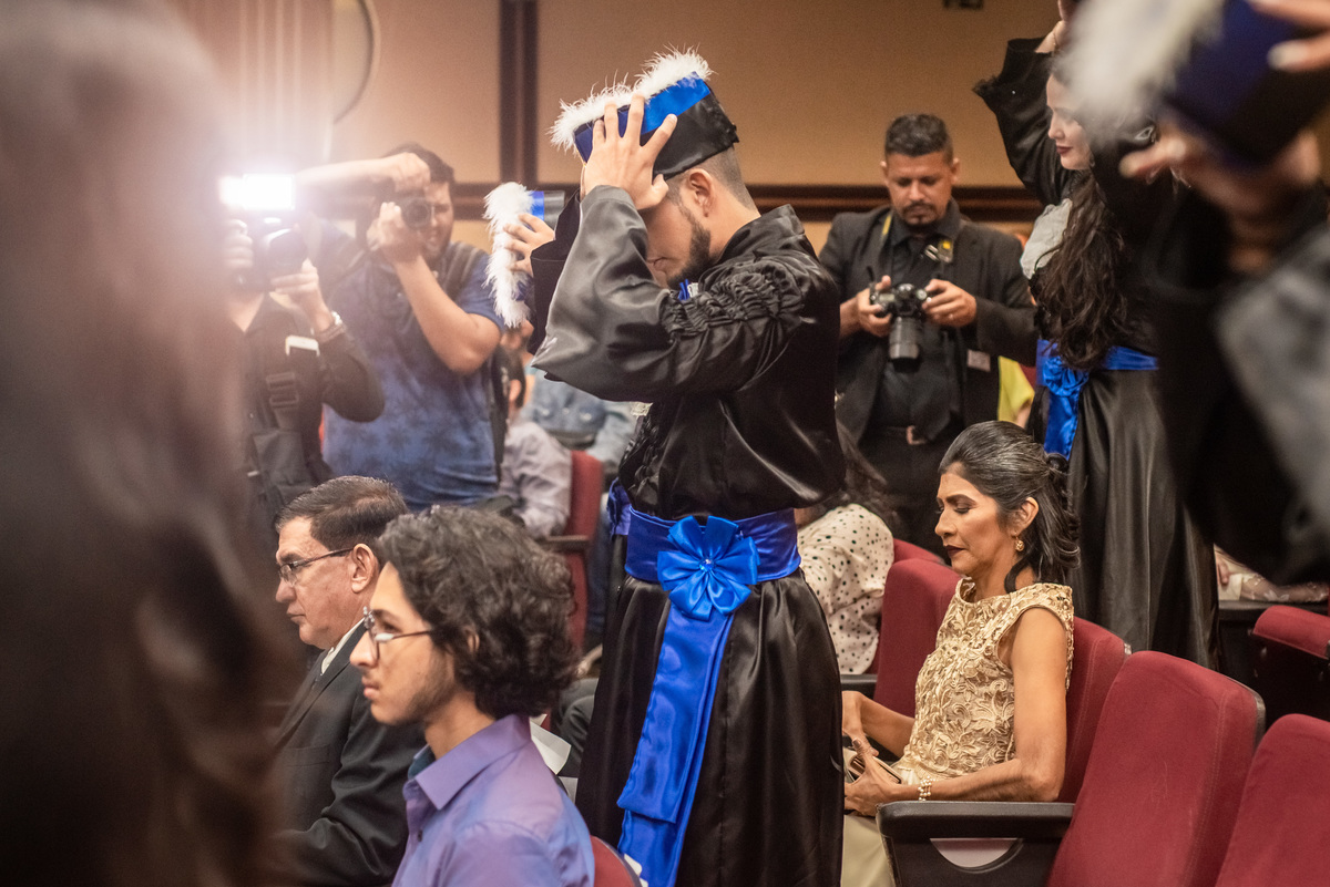 Missa e Solenidade de Formatura Unama BR curso Psicologia do aluno Neto da cidade de Castanhal com a família e amigos, violista musico do Pará com fotografia de Jefferson Cardoso no corredor da faculdade outorga com pai e mãe 