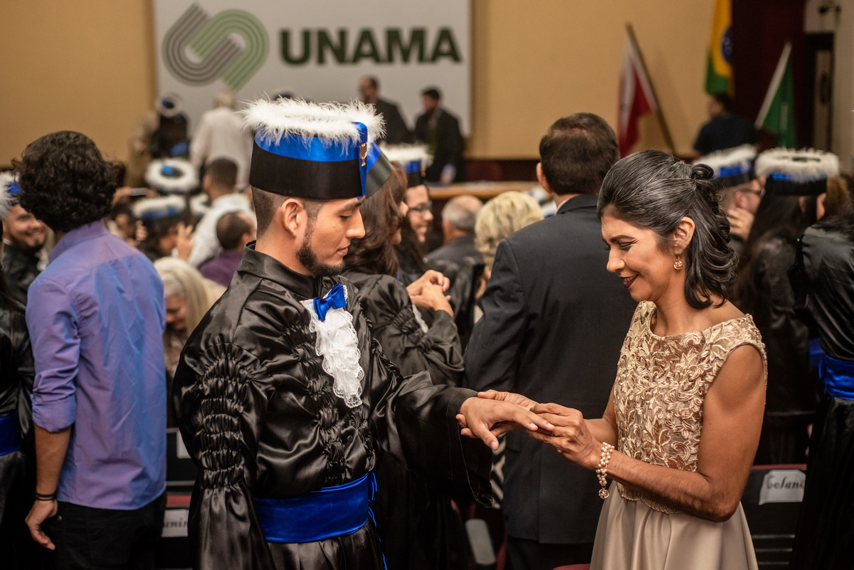 Missa e Solenidade de Formatura Unama BR curso Psicologia do aluno Neto da cidade de Castanhal com a família e amigos, violista musico do Pará com fotografia de Jefferson Cardoso no corredor da faculdade outorga com pai e mãe 