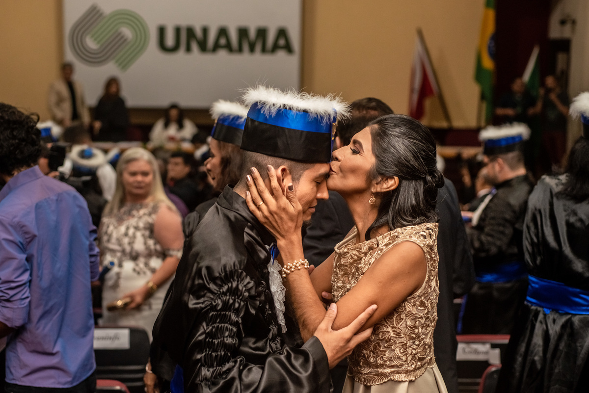 Missa e Solenidade de Formatura Unama BR curso Psicologia do aluno Neto da cidade de Castanhal com a família e amigos, violista musico do Pará com fotografia de Jefferson Cardoso no corredor da faculdade outorga com pai e mãe 