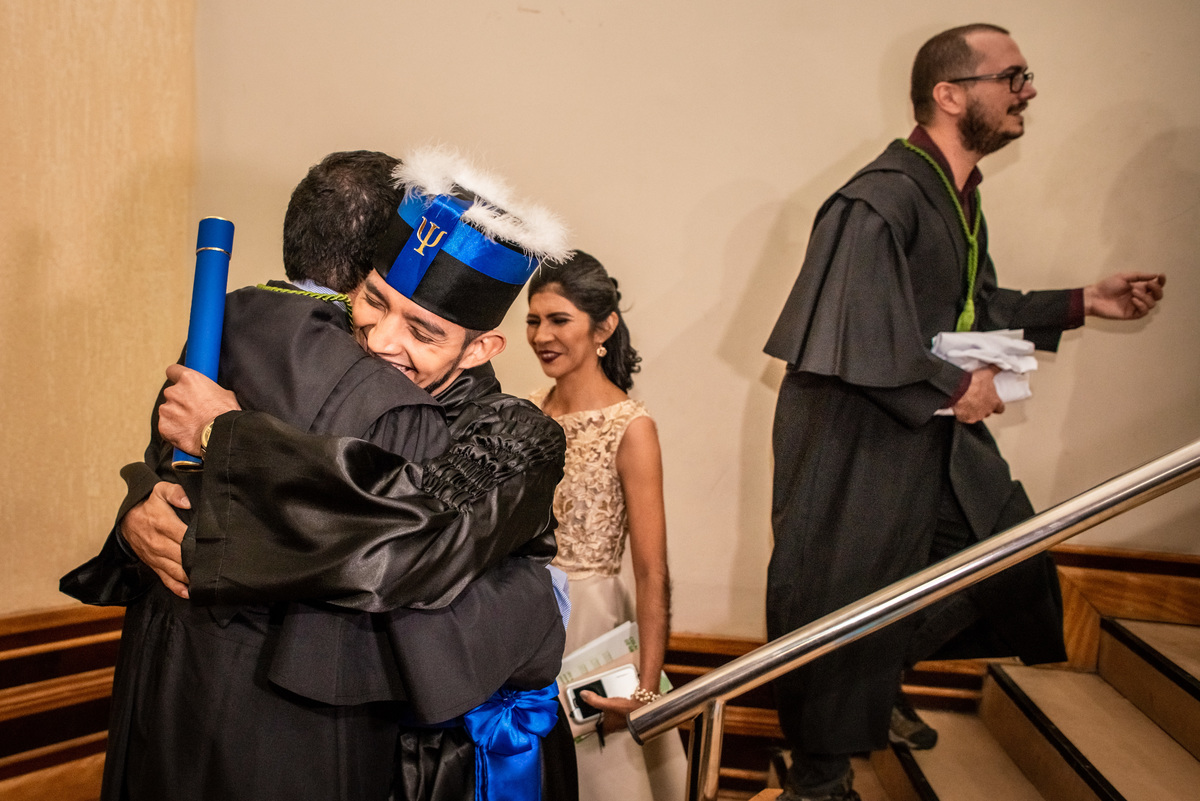 Missa e Solenidade de Formatura Unama BR curso Psicologia do aluno Neto da cidade de Castanhal com a família e amigos, violista musico do Pará com fotografia de Jefferson Cardoso no corredor da faculdade outorga com pai e mãe 