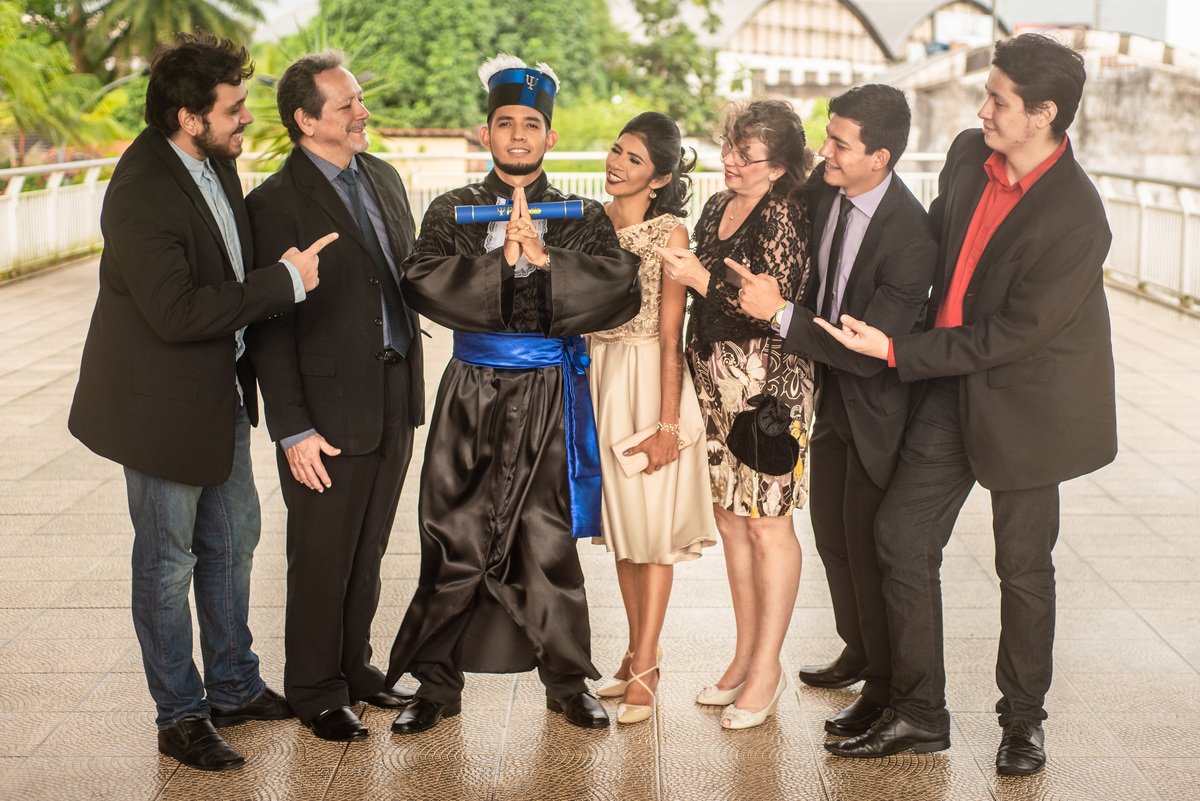 Missa e Solenidade de Formatura Unama BR curso Psicologia do aluno Neto da cidade de Castanhal com a família e amigos, violista musico do Pará com fotografia de Jefferson Cardoso no corredor da faculdade outorga com pai e mãe 