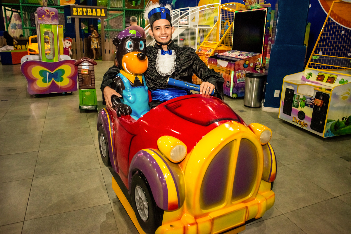 Missa e Solenidade de Formatura Unama BR curso Psicologia do aluno Neto da cidade de Castanhal com a família e amigos, violista musico do Pará com fotografia de Jefferson Cardoso no corredor da faculdade outorga com pai e mãe  Shopping Metrópole Ananindeu