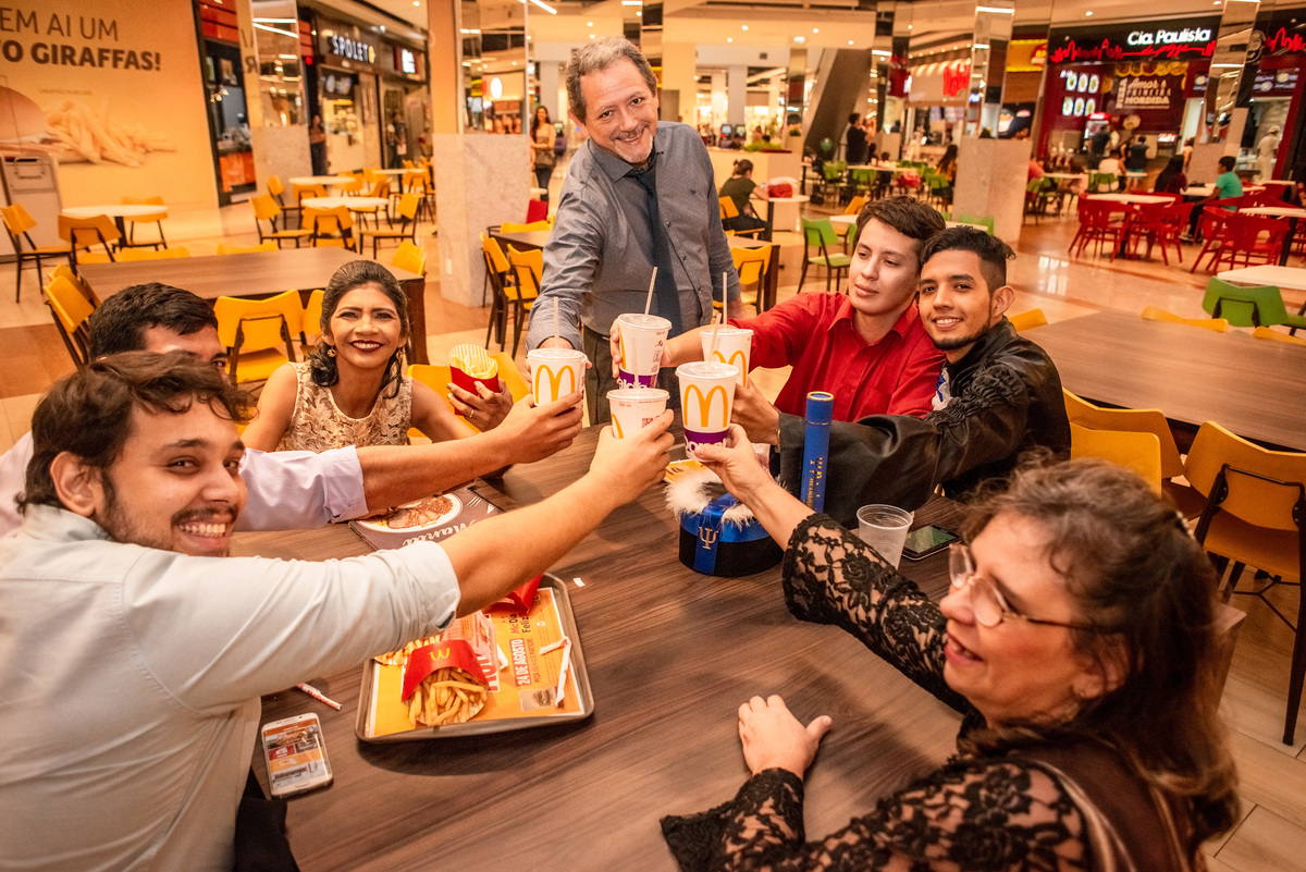 Missa e Solenidade de Formatura Unama BR curso Psicologia do aluno Neto da cidade de Castanhal com a família e amigos, violista musico do Pará com fotografia de Jefferson Cardoso no corredor da faculdade outorga com pai e mãe  Shopping Metrópole McDonald'