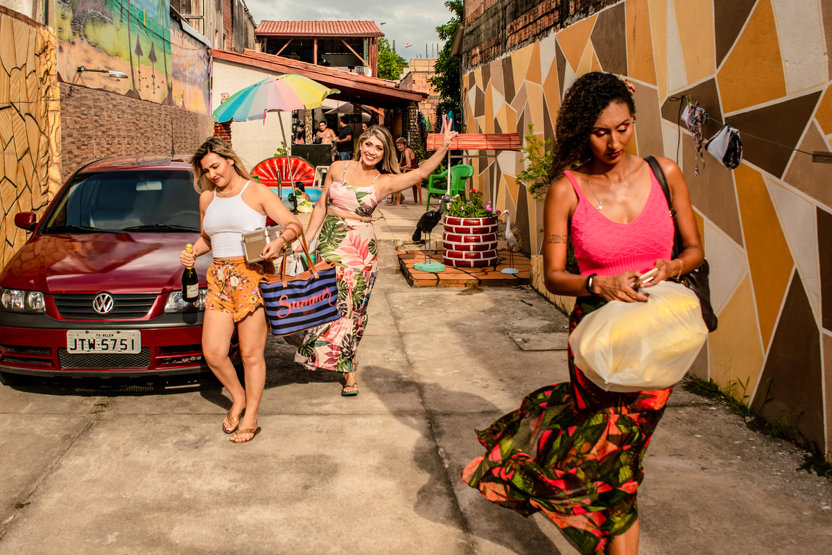 Ensaio com as amigas na ilha de mosqueiro, baia do sol, praia do Maraú, com bolo de aniversario 37 anos da Ana Paula professora com fotos de biqine  