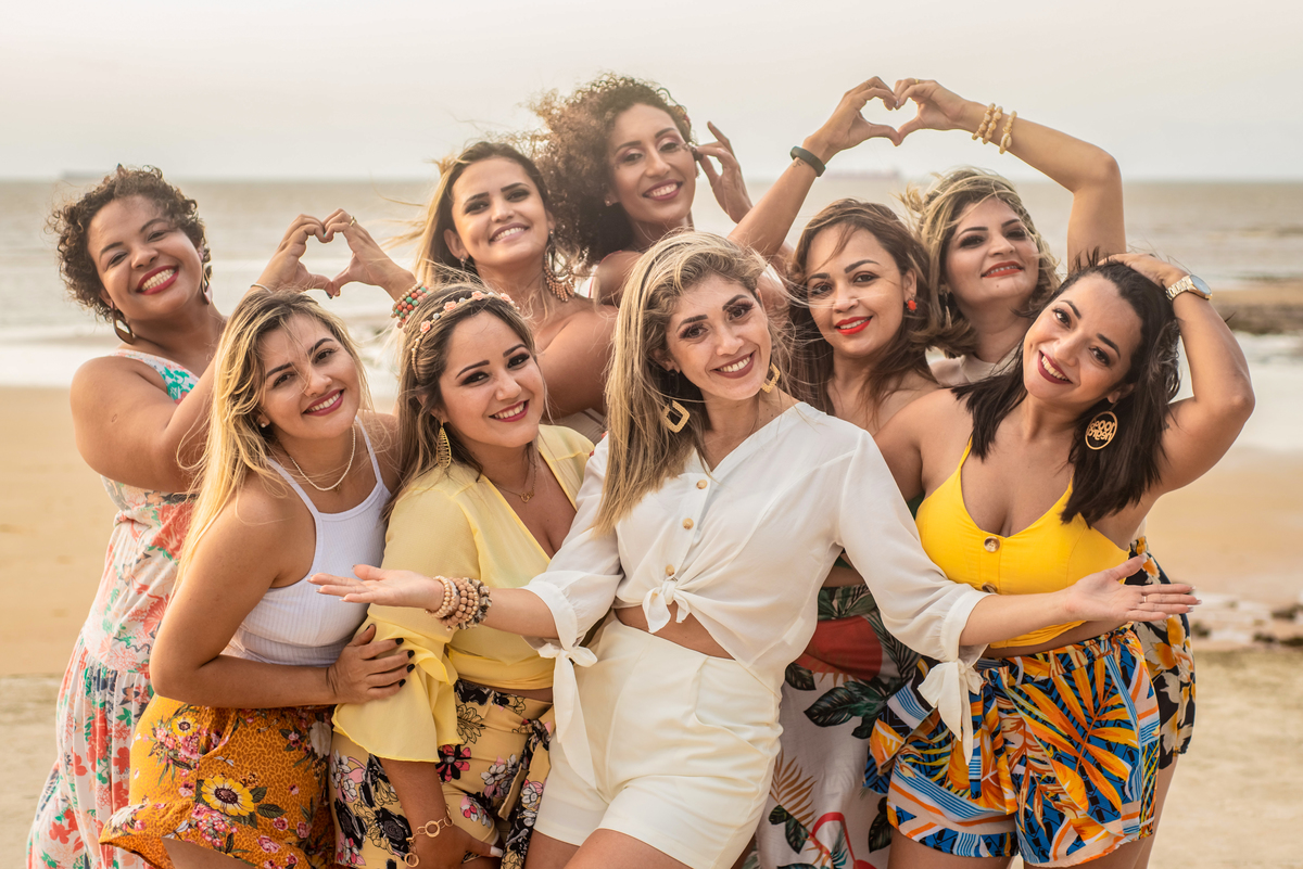 Ensaio com as amigas na ilha de mosqueiro, baia do sol, praia do Maraú, com bolo de aniversario 37 anos da Ana Paula professora com fotos de biquíni na praia, final de tarde e por-do-sol, com melhor fotografo do estado do Pará, Jefferson Cardoso