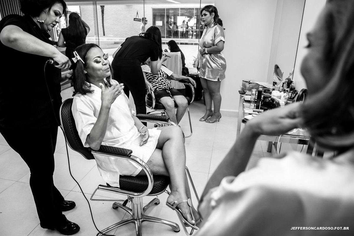 Making Off noiva no Salinas Park Resort em Salinópolis
PA com casamento de luxo na igreja na cidade com as amigas e amigos dos noivos muito amor e praia e verão pré wedding, casal de Amapá Macapá que ficaram no Hotel Privê do Atalaia a festa.