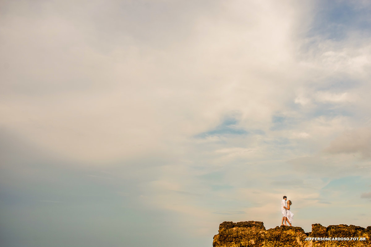 ensaio pré casamento na ilha de mosqueiro com Larissa e Neto casal de medico e enfermeiro contra o Covid-19 no Pará nas praias com muito sol e calor com o melhor fotografo de wedding jefferson cardoso de cametá