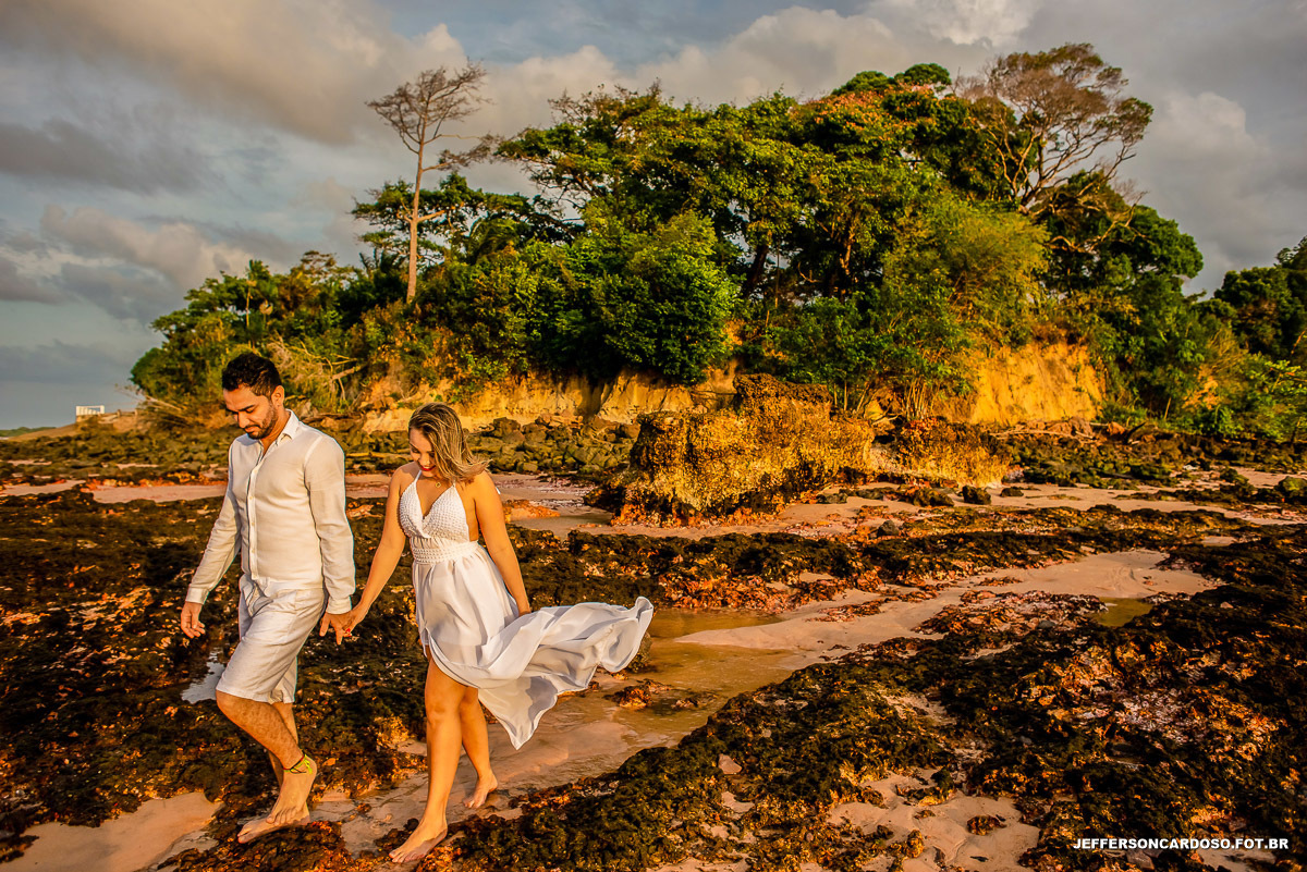 ensaio pré casamento na ilha de mosqueiro com Larissa e Neto casal de medico e enfermeiro contra o Covid-19 no Pará nas praias com muito sol e calor com o melhor fotografo de wedding jefferson cardoso de cametá