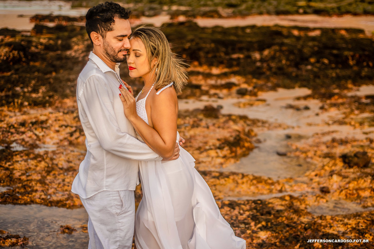 ensaio pré casamento na ilha de mosqueiro com Larissa e Neto casal de medico e enfermeiro contra o Covid-19 no Pará nas praias com muito sol e calor com o melhor fotografo de wedding jefferson cardoso de cametá