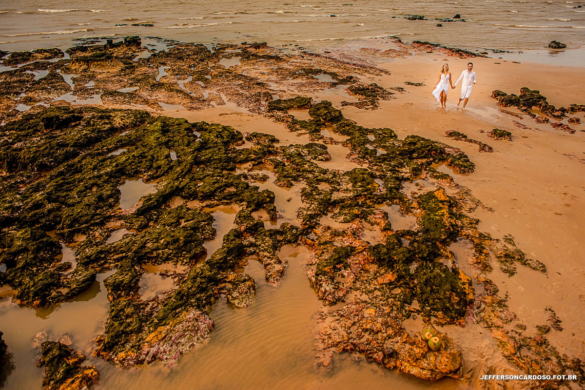 ensaio pré casamento na ilha de mosqueiro com Larissa e Neto casal de medico e enfermeiro contra o Covid-19 no Pará nas praias com muito sol e calor com o melhor fotografo de wedding jefferson cardoso de cametá