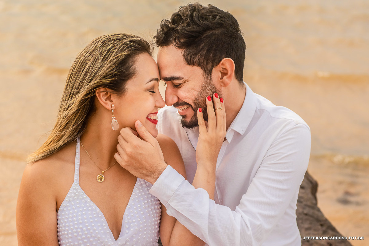 ensaio pré casamento na ilha de mosqueiro com Larissa e Neto casal de medico e enfermeiro contra o Covid-19 no Pará nas praias com muito sol e calor com o melhor fotografo de wedding jefferson cardoso de cametá