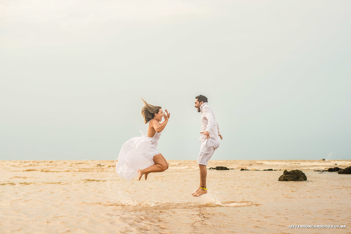 ensaio pré casamento na ilha de mosqueiro com Larissa e Neto casal de medico e enfermeiro contra o Covid-19 no Pará nas praias com muito sol e calor com o melhor fotografo de wedding jefferson cardoso de cametá