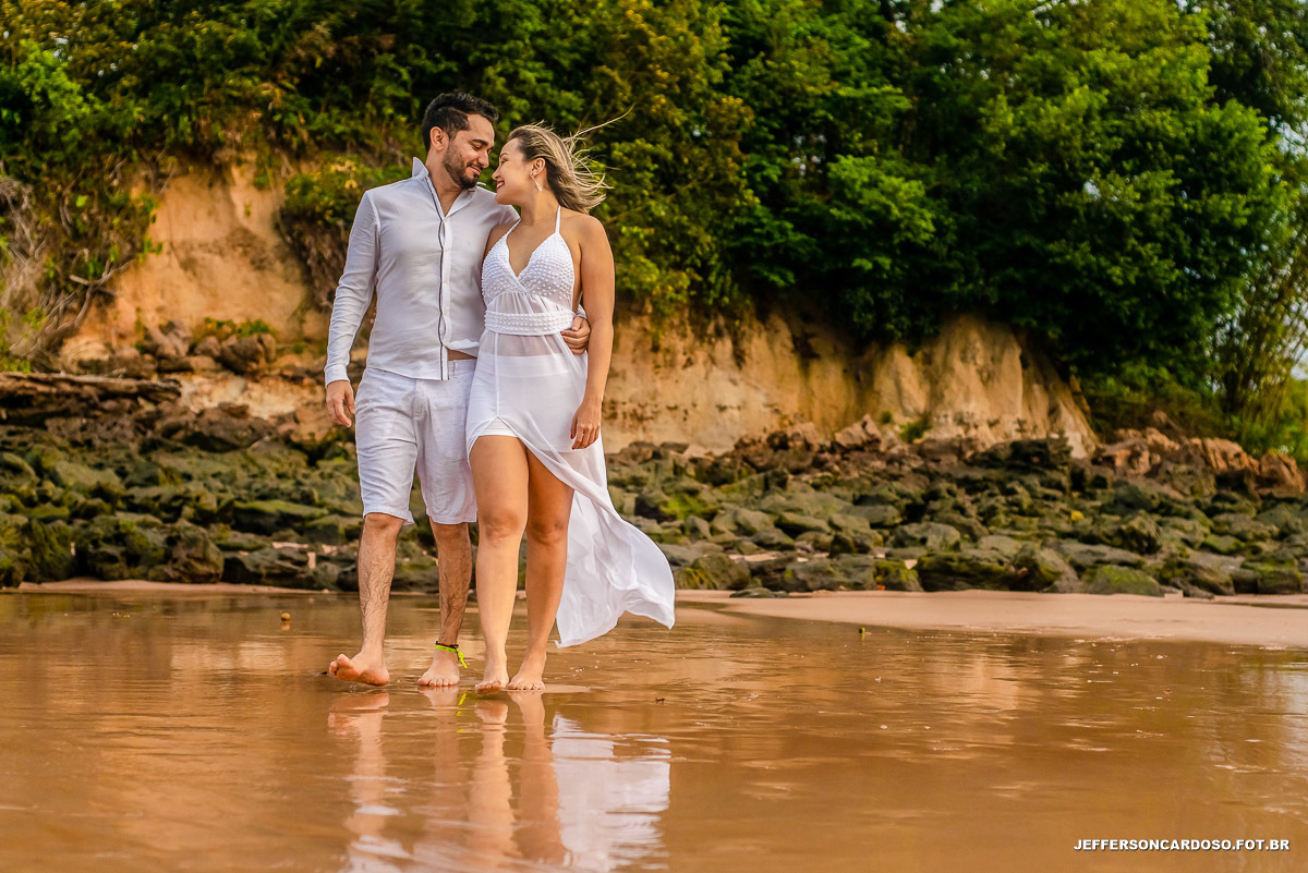 ensaio pré casamento na ilha de mosqueiro com Larissa e Neto casal de medico e enfermeiro contra o Covid-19 no Pará nas praias com muito sol e calor com o melhor fotografo de wedding jefferson cardoso de cametá