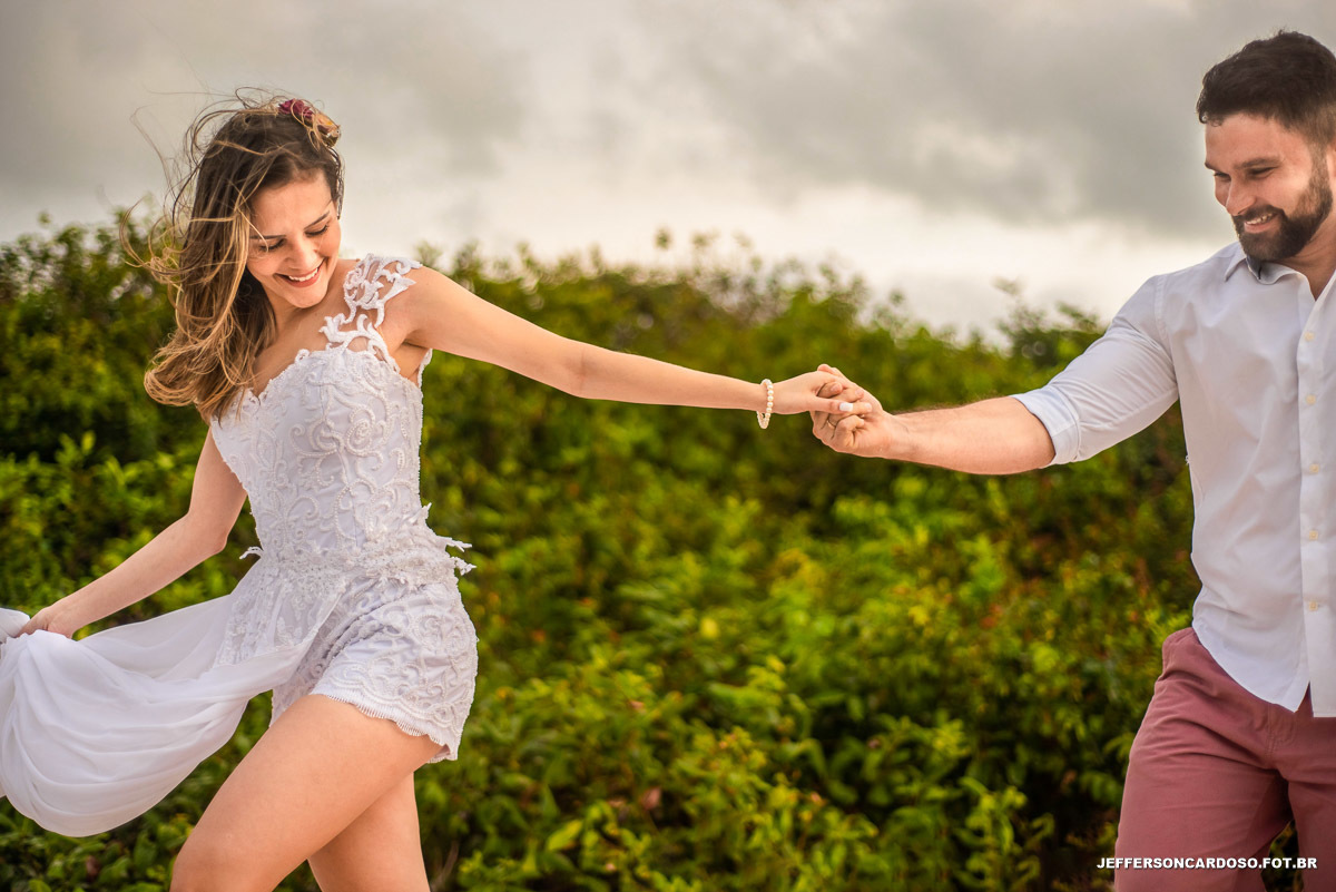 Ensaio na cidade de Salinas PA nas praias do Atalia e na praia do Farol Velho no lago da coca cola nas dunas de Salinópolis pegando estrada bem cedo para final da tarde com mar e onda, casamento no pôr-do-sol de muita curtição 