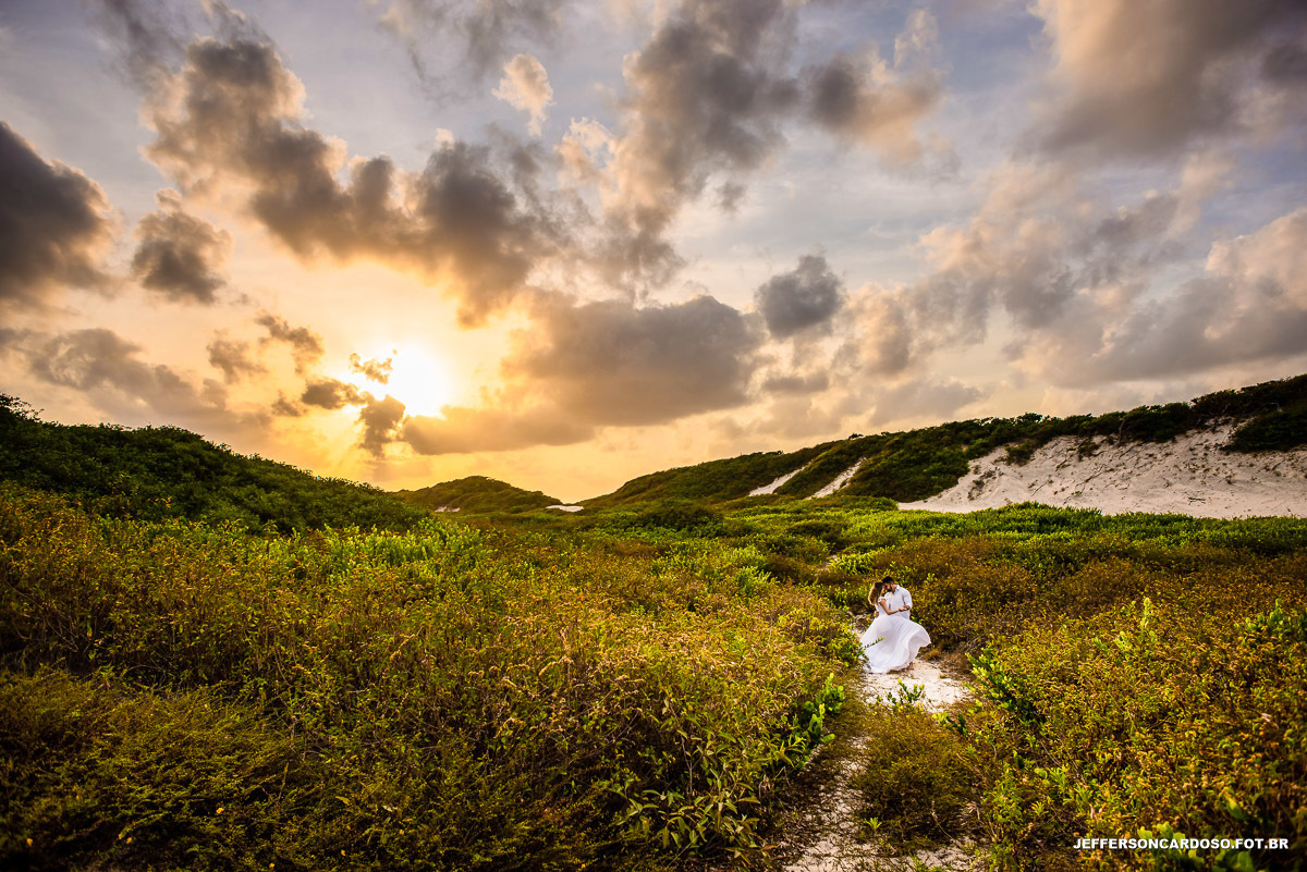 Ensaio na cidade de Salinas PA nas praias do Atalia e na praia do Farol Velho no lago da coca cola nas dunas de Salinópolis pegando estrada bem cedo para final da tarde com mar e onda, casamento no pôr-do-sol de muita curtição 