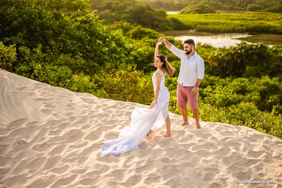Ensaio na cidade de Salinas PA nas praias do Atalia e na praia do Farol Velho no lago da coca cola nas dunas de Salinópolis pegando estrada bem cedo para final da tarde com mar e onda, casamento no pôr-do-sol de muita curtição 
