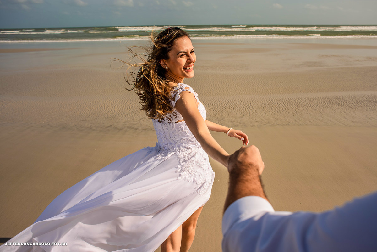Ensaio na cidade de Salinas PA nas praias do Atalia e na praia do Farol Velho no lago da coca cola nas dunas de Salinópolis pegando estrada bem cedo para final da tarde com mar e onda, casamento no pôr-do-sol fotografia de Jefferson Cardoso Cametá