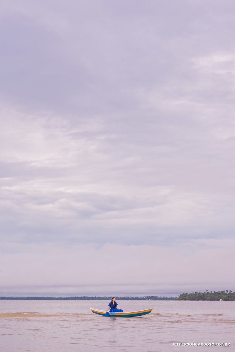 praia da aldeia em cametá pa com book fotográfico do jefferson cardoso - Inovar Produtora caminhando no rio tocantins da Elisa ensaio externo no final da tarde perto do Arco íris 