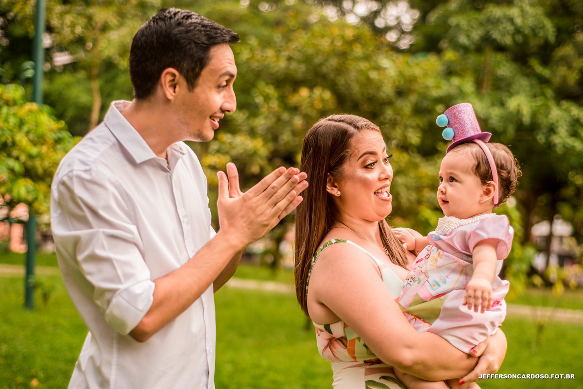 Ensaio infantil com muita alegria com o circo da Angelina da cidade de Cametá com os pais muitos felizes, fotos em Belém na praça da república como melhor fotografo do Pará Jefferson Cardoso Fotografia 