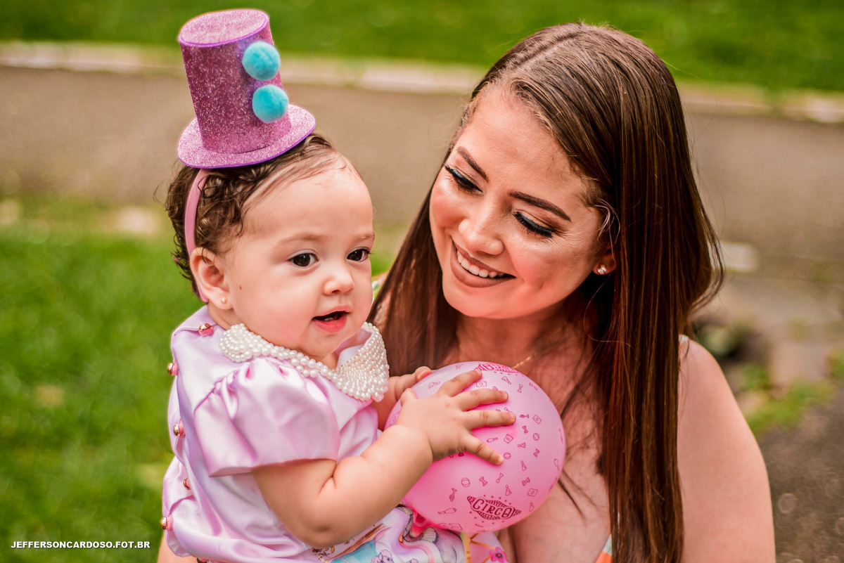 Ensaio infantil com muita alegria com o circo da Angelina da cidade de Cametá com os pais muitos felizes, fotos em Belém na praça da república como melhor fotografo do Pará Jefferson Cardoso Fotografia