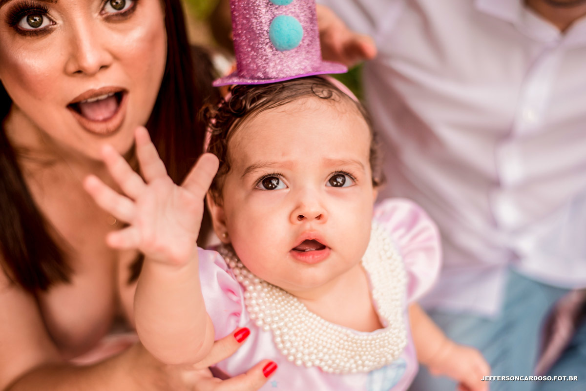Ensaio infantil com muita alegria com o circo da Angelina da cidade de Cametá com os pais muitos felizes, fotos em Belém na praça da república como melhor fotografo do Pará Jefferson Cardoso Fotografia