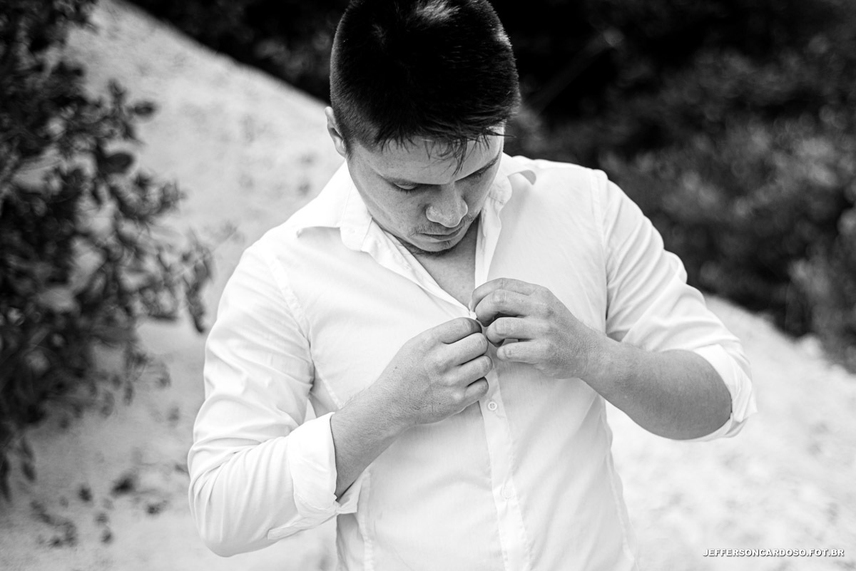 noivo estiloso no meio do mato com ensaio pré casamento