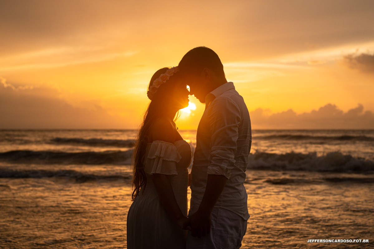 Casal no meio das dunas no morro da coca-cola em salinas pa com ensaio pré casamento com o melhor fotografo de wedding do PARÁ e da cidade de Cametá Jefferson cardoso fotografia  no farol velho com melhor pôr-do-sol 