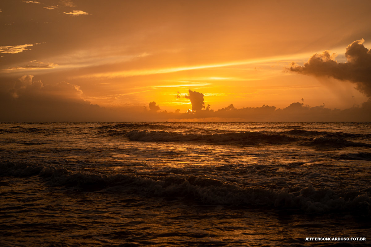 Casal no meio das dunas no morro da coca-cola em salinas pa com ensaio pré casamento com o melhor fotografo de wedding do PARÁ e da cidade de Cametá Jefferson cardoso fotografia  no farol velho com melhor pôr-do-sol 