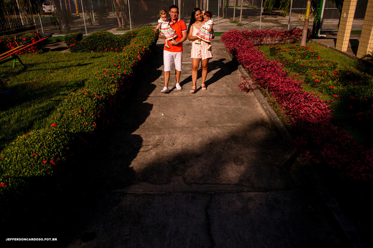 Ensaio gêmeas em Cametá Analu e Anabela com fotografia de família e book na cidade, amigos de infância foto e com muita alegria e amor com elas