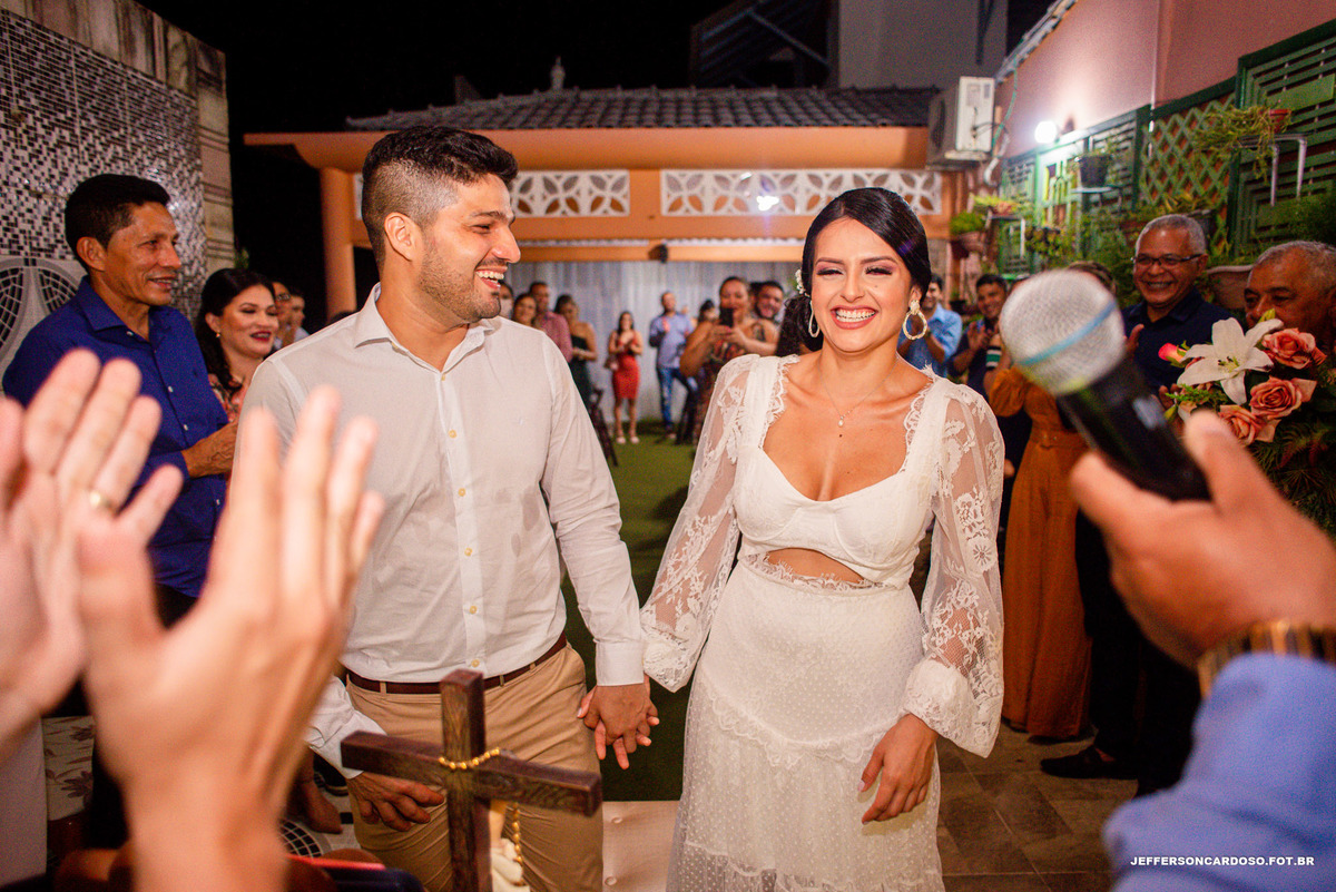 Casamento em casa com os noivos na cidade de Cametá entre família bastante intimista com Elopement Wedding com melhor fotografo de Belém PA buquê de noiva e noivo
