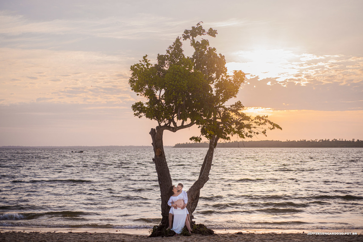 book fotografico na cidade cametá da aricarla e rafa na praia da aldeia com a árvore na areia com melhor fotografo do pará jefferson cardoso fotografia gravida 