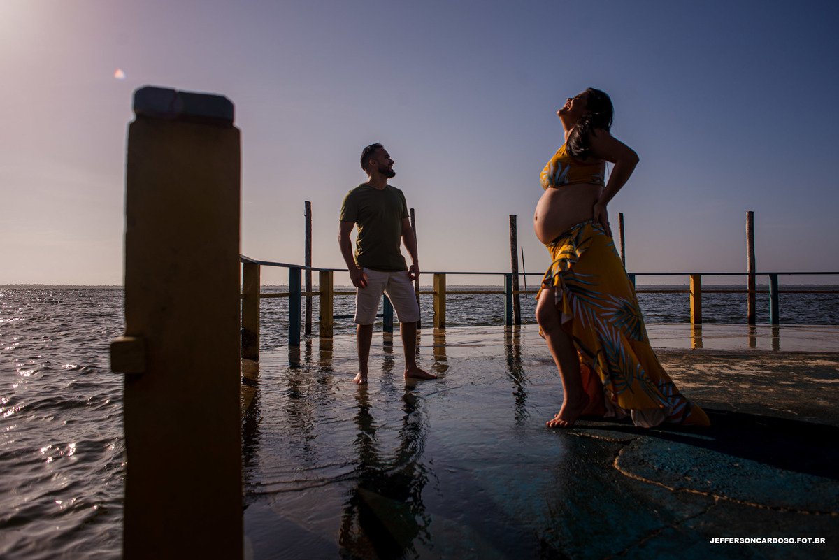 book fotografico na cidade cametá da aricarla e rafa na praia da aldeia com a árvore na areia com melhor fotografo do pará jefferson cardoso fotografia gravida com praia do Guajará