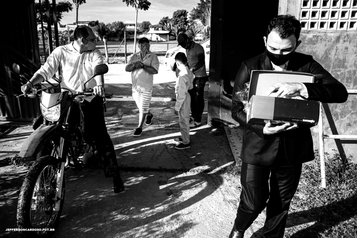 casamento em cametá pa na AABB com os noivos Ellen e Elizeu com banda Teatro Mágico com making off noiva e noivo, wedding emoção e amor com fotografia de jefferson cardoso melhor fotógrafo do Pará e cametá premiado praia da aldeia covid 19