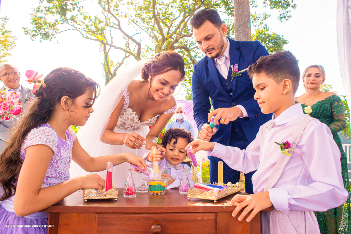 casamento em cametá pa na AABB com os noivos Ellen e Elizeu com banda Teatro Mágico com making off noiva e noivo, wedding emoção e amor com fotografia de jefferson cardoso melhor fotógrafo do Pará e cametá premiado praia da aldeia covid 19