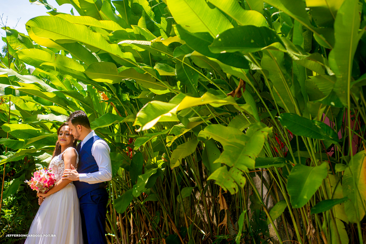 casamento em cametá pa na AABB com os noivos Ellen e Elizeu com banda Teatro Mágico com making off noiva e noivo, wedding emoção e amor com fotografia de jefferson cardoso melhor fotógrafo do Pará e cametá premiado praia da aldeia covid 19