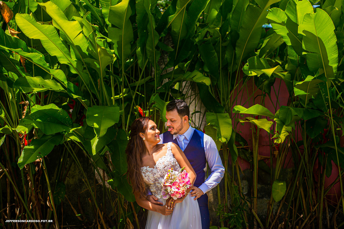 casamento em cametá pa na AABB com os noivos Ellen e Elizeu com banda Teatro Mágico com making off noiva e noivo, wedding emoção e amor com fotografia de jefferson cardoso melhor fotógrafo do Pará e cametá premiado praia da aldeia covid 19