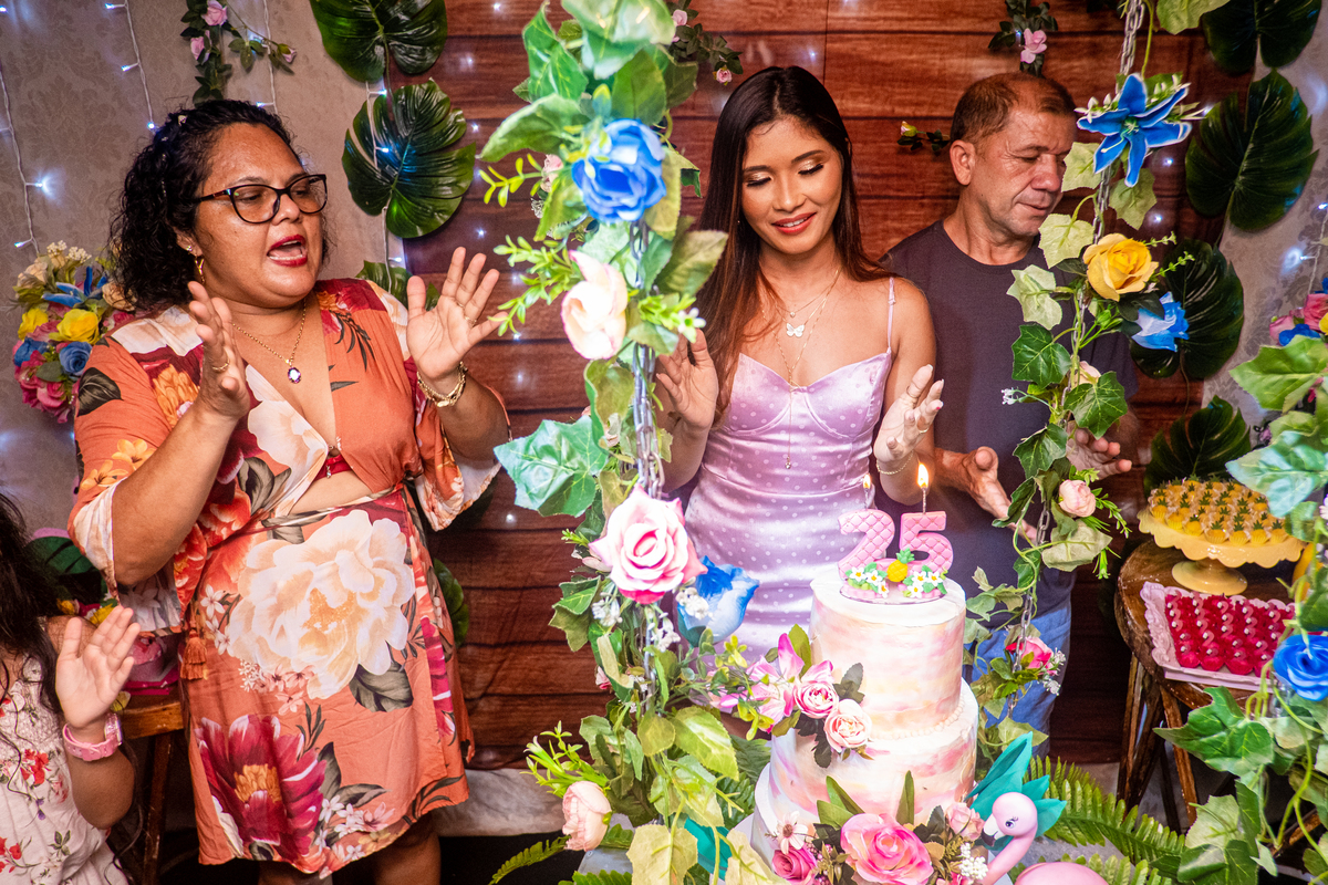 Niver em Cametá Vandressa linda e alegre na sua casa com piscina com decoração tropical