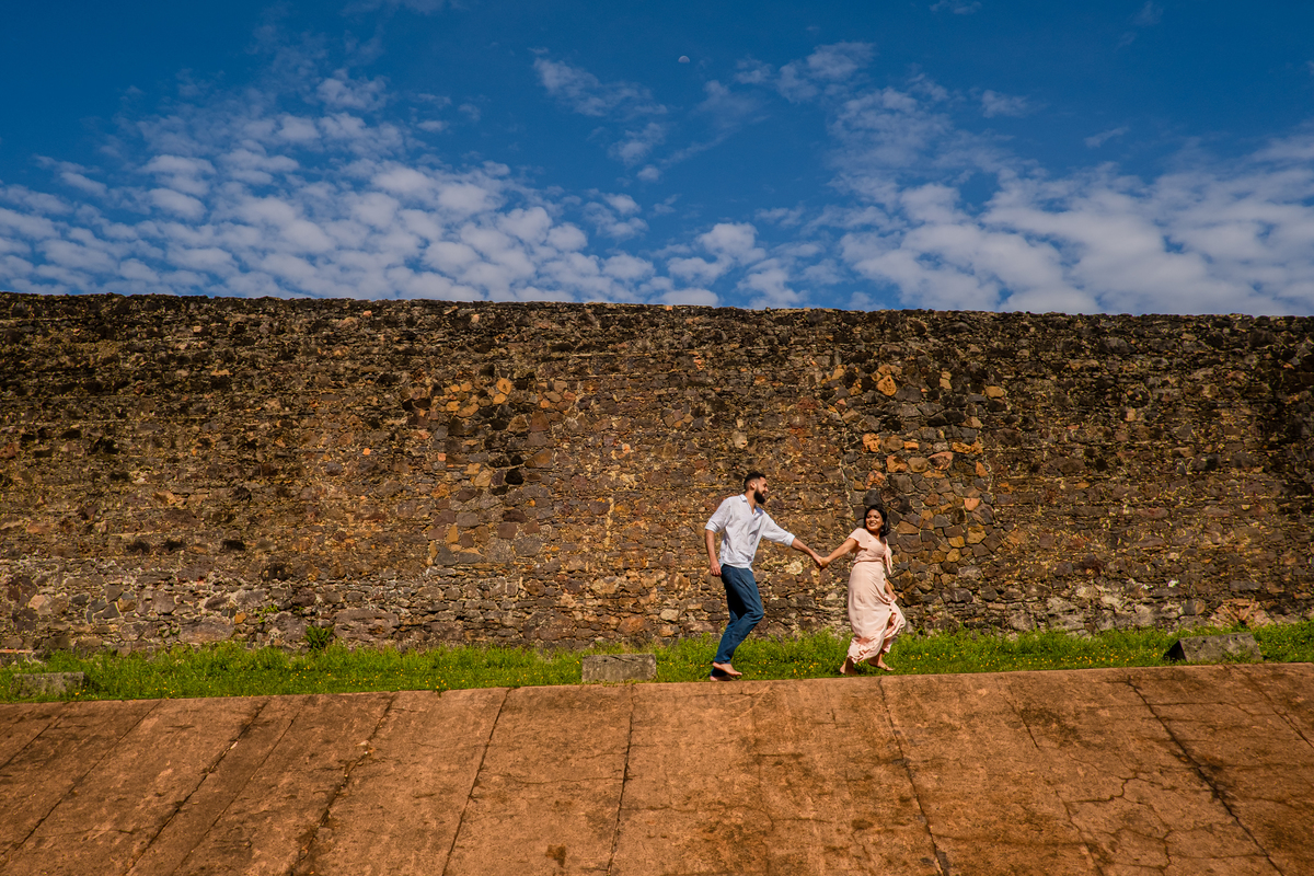 ensaio de casamento com os noivos no forte do presépio na casa das 11 janelas em belém pa com os noivos Jamilly e Jailson com foto de wedding ver-o-peso céu lindo