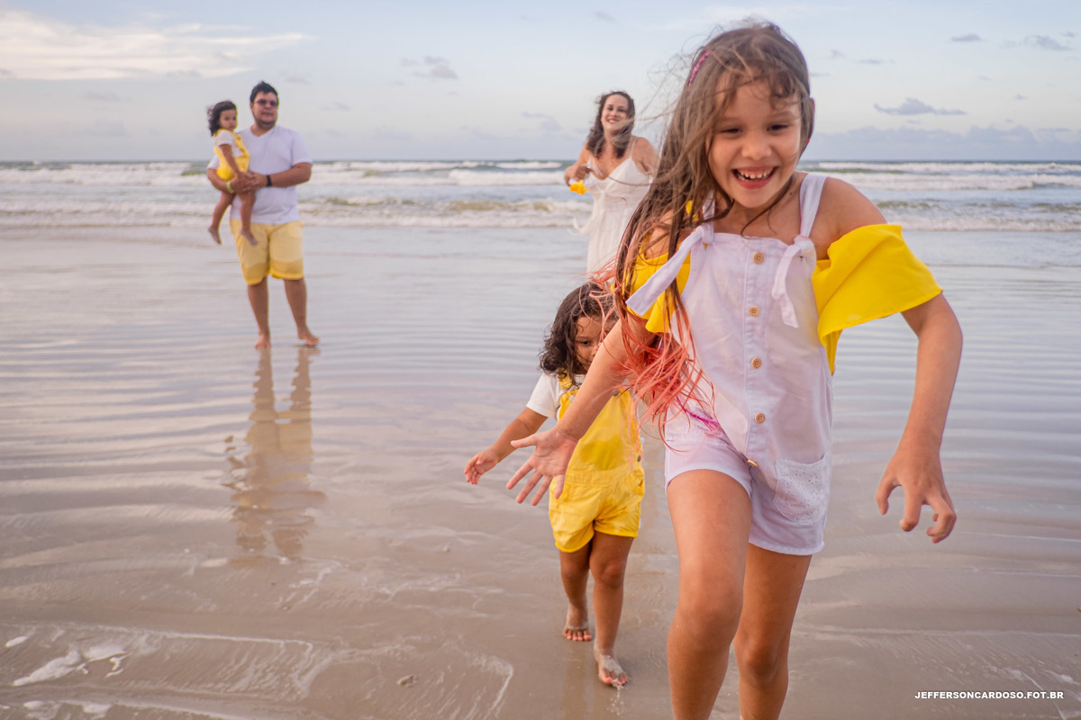 Ensaio Família Maria de Belém, Thiago, Eva, Elena e Teresa em Salinas Park Resort na praia do atalaia com as gêmeas fotografia de Jefferson Cardoso o melhor fotografo do estado do Pará