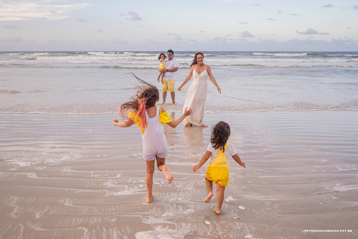 Ensaio Família Maria de Belém, Thiago, Eva, Elena e Teresa em Salinas Park Resort na praia do atalaia com as gêmeas fotografia de Jefferson Cardoso o melhor fotografo do estado do Pará