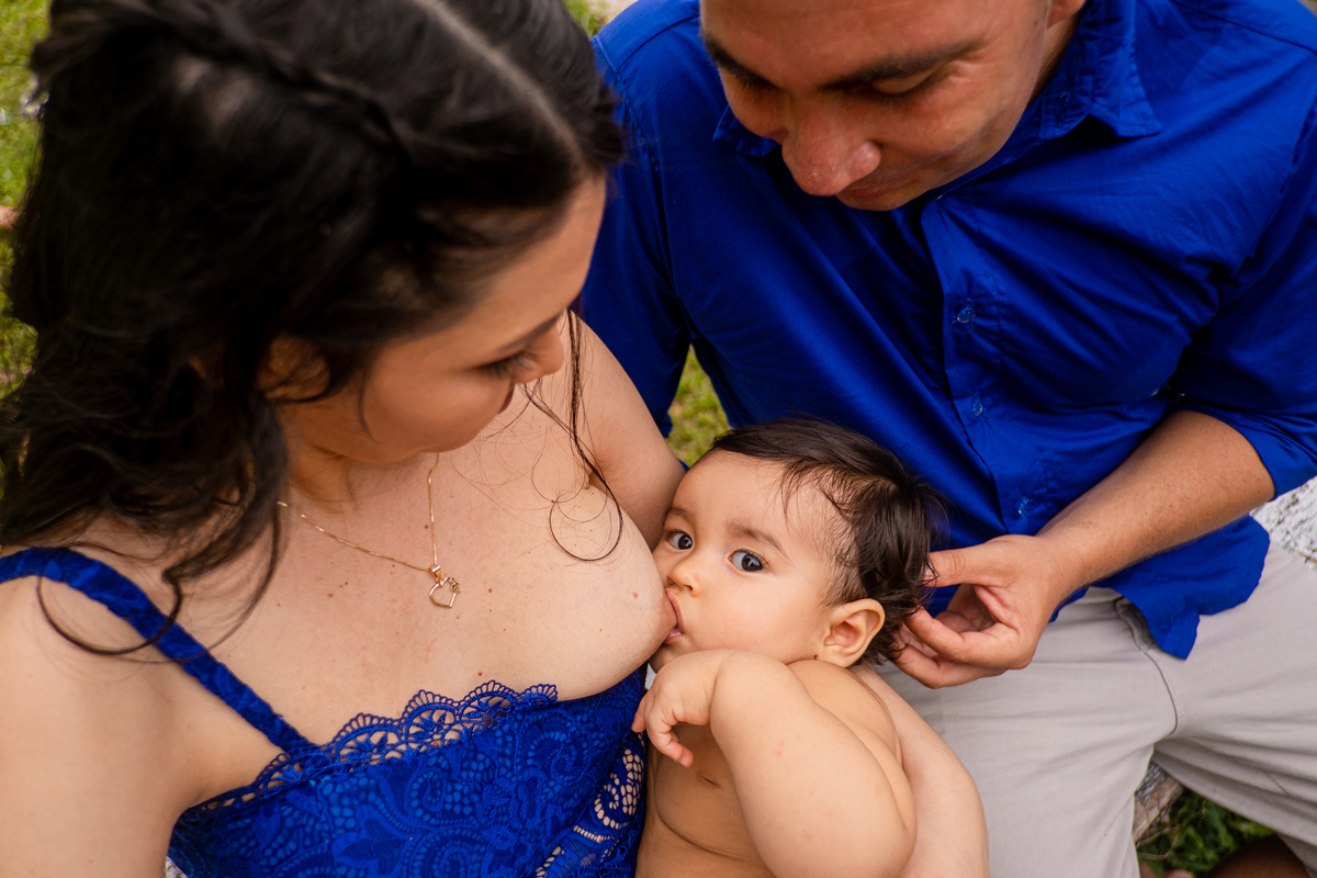 Ensaio família na cidade de cametá na aabb parque com fotografia de criança pelas lentes de jefferson cardoso o melhor fotógrafo do estado do pará, com alegria e amor entre os pais do bebê amamentação